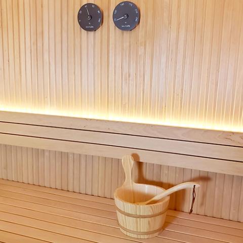 SaunaLife SaunaLife Wooden 1-Gallon Sauna Bucket, Wood Ladle, Thermometer, Hygrometer, Black - Sauna Accessories